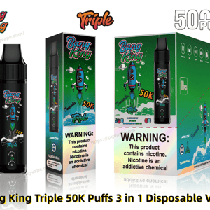 Dispositif de vape jetable Black Bang King Triple à côté de sa boîte de vente au détail verte colorée et de son carton extérieur, tous comportant un graphique de fusée bleu et rouge, bien visible 