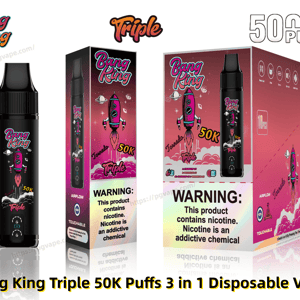 Image en gros plan du produit montrant un appareil de vapotage jetable noir Bang King Triple ainsi que des boîtes de vente au détail roses assorties sur le thème des fusées étiquetées 50 000 bouffées/50 000 bouffées, avec des panneaux d'avertissement de nicotine et une marque visibles.