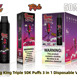 Vape jetable Black Bang King Triple à côté de sa boîte de vente au détail rose pourpre, toutes deux décorées d'un graphique de fusée rouge, d'une marque bien visible de 50 000 bouffées/50 000 bouffées et d'une étiquette d'avertissement de nicotine visible.