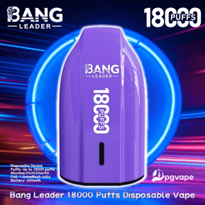 Purple Bang Leader wegwerpvape met “18000 puffs” verticaal gedrukt, gecentreerd tegen een gloeiende neonblauwe cirkel en gestreepte paarsroze achtergrond, met kleine logo's en productspecificaties in de afbeeldingshoeken.