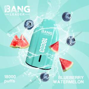 「18000パフ」とラベルが貼られたターコイズブルーのBang Leaderの使い捨てベイプが、青緑色の螺旋状の背景にブルーベリーとスイカのウェッジが描かれた水しぶきの中に浮かび、「ブルーベリー・スイカ」のフレーバーテキストが添えられている。.