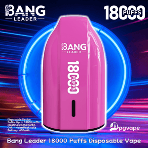Pink Bang Leader wegwerpvape gecentreerd voor een gloeiende blauwe neonring, met '18000 puffs' verticaal gedrukt, merklogo's en kleine productdetails zichtbaar tegen een gestreepte donkere achtergrond.