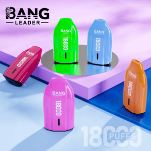 「BANG LEADER」のロゴが入った 5 つの光沢のあるカラフルな使い捨て電子タバコ デバイス (グリーン、ライト ブルー、ピンク、マゼンタ、オレンジ) がパステル パープルとブルーの幾何学的なプラットフォームに配置され、左上にブランド ロゴ、右下にかすかに大きく「18000 PUFFS」の文字が入っています。.
