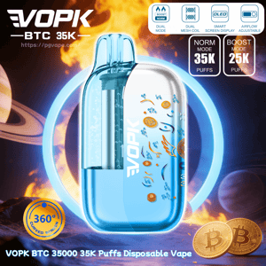 Blauer VOPK BTC 35K Einweg-Vaporizer mit einem um 360° gebogenen Bildschirm und einem Weltraum-Hintergrund mit Münzen.