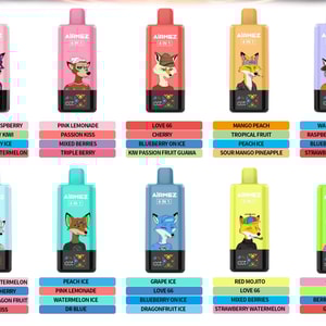 Flera färgglada Airmez 4-i-1 vape-pennor med tecknade djurillustrationer, visas i rader med smaknamnetiketter under.