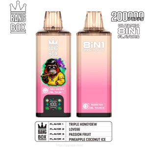 2 つのピンクのグラデーションの Bang Box 使い捨て電子タバコ; 左は王冠のロゴの下にフード付きのフィギュアが特徴で、右は 8in1 ブランドとフレーバーリストを示しています: トリプルハニーデュー、ラブ 66、パッション フルーツ、パイナップル ココナッツ アイス。.