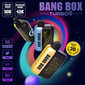 Trois capsules de vape Bang Box Turbo en bleu, noir et jaune avec des motifs de circuits sur fond d'espace néon, avec un badge à écran incurvé 3D.