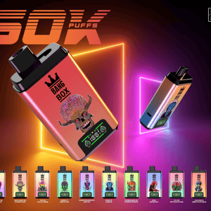 Bang Box 50X Puffs のポスターには、ネオンの幾何学的なライトを備えた 2 つのカラフルな VAPE デバイスと底部に沿って 12 個のフレーバー ボトルが表示されています