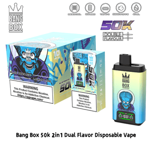 Bang Box 50k デュアルフレーバー使い捨て電子タバコは、グラデーション デバイスとスカル アートを備えており、パッケージにはブルー ラズ アイスとレモン ライムが示されています。.