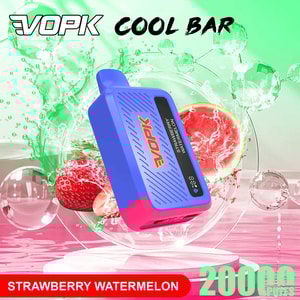 Blå och rosa VOPK Cool Bar vape-enhet märkt Strawberry Watermelon, med 2000 puffar, visad bland jordgubbar och ett vattenmelonmotiv.