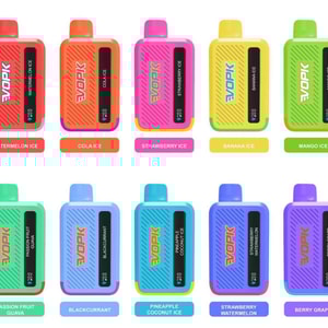 Två rader färgglada dryckespåsar med smaker Vattenmelon Is, Cola Ice, Strawberry Ice, Banan Ice, Mango Ice, Passionsfrukt Guava, Svartvinbär, Ananas Kokos Is, Jordgubbs Vattenmelon, Bärdruva