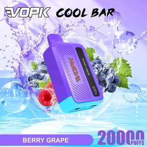 Lila VOPK Cool Bar vapeapparat med Berry Grape-smak, omgiven av bär och löv, 2000 puffar.