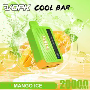 Klargrön VOPK Cool Bar Mango Ice vape-enhet med en orange bas, omgiven av mangoskivor och isbubblor.