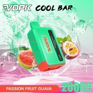 En grön och orange vapeapparat för engångsbruk märkt VOPK Cool Bar, smak Passion Fruit Guava, annonserad för 2000 puffar.