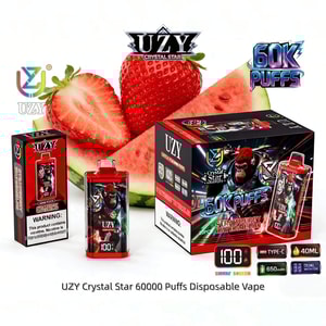 UZY Crystal Star 60000 puffar engångsvape i jordgubbs-vattenmelonsmak, visad med en röd enhet och förpackning mot jordgubbs- och vattenmelonbakgrund.