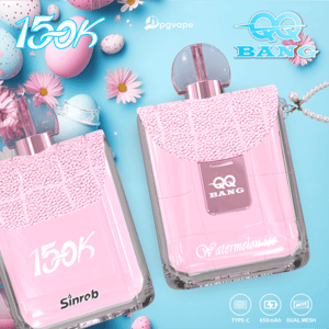 Dos botellas de vidrio rosa con tapas transparentes sobre fondo azul, etiquetadas como 150K y Sandía, con la marca QQ BANG y flores.