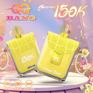 Dos cápsulas de vapeo amarillas con tapas con diseño de cuadrícula etiquetadas como 150K y Mango Peach, sobre un fondo floral rosa con el logotipo de QQ Bang