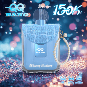 Frasco de perfume azul con una tapa tejida de color azul y una pulsera de perlas, con la etiqueta Blueberry Raspberry, sobre un fondo azul brillante.