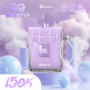 Frasco de perfume morado con tapón texturizado de lavanda y cadena de perlas, sobre un fondo morado turbio.