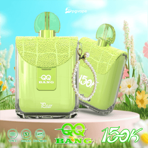 Dos frascos de perfume de color verde lima con tapas acolchadas y una cadena de perlas, expuestos sobre un pedestal rosa en un jardín lleno de flores.