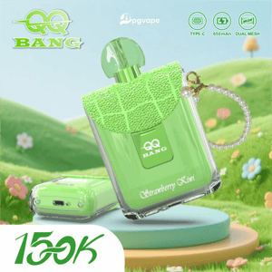 Botella de vaporizador QQ Bang verde con tapa y cadena esmeriladas, sabor Strawberry Kiwi, sobre un pedestal sobre un fondo de hierba.
