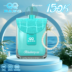 Frasco de perfume turquesa con la etiqueta QQ Bang Blueberry Ice, con una bufanda estampada y una pulsera de perlas, con el fondo del océano.