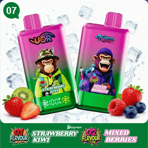 Två rosa vapejuiceflaskor med tecknade apor på etiketterna, Strawberry Kiwi och Mixed Berries, omgivna av is och färska bär.