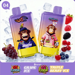 Två lila gradient vape-flaskor med gula baser, märkta 01 Grape Ice och 02 Triple Berry Ice, bredvid is och bär.