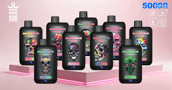 Grupo de dispositivos vaporizadores descartáveis pretos BangKing Twins exibidos em uma plataforma iluminada em rosa, cada um apresentando um design de caveira colorido distinto e marca com legendas de '50.000 baforadas' contra um fundo rosa suave.