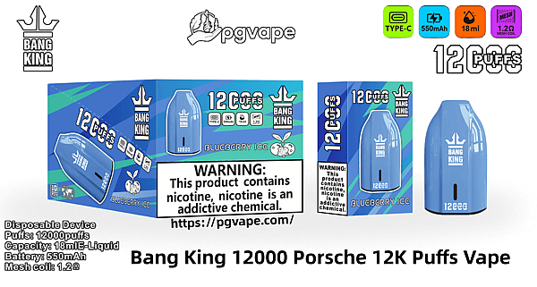 青い涙滴型の Bang King 使い捨て電子タバコと、12,000 回吸うことができる Blueberry Ice のラベルが貼られた箱、Type-C 充電のアイコン、550 mAh バッテリー、18 ml のリキッド、1.2 Ω メッシュ コイル、さらに目立つニコチン警告と pgvape.com の URL が表示されています。.