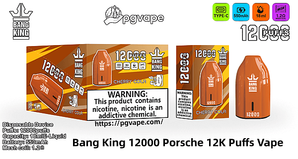 オレンジがかった茶色の製品ディスプレイには、Bang King ブランドの箱入りパッケージと、12,000 パフとチェリーコーラフレーバーをマークした対応するポッド型の使い捨て VAPE デバイスが表示され、Type-C、550mAh バッテリー、18ml のリキッド、1.2Ω メッシュ コイルのアイコン、PGVape のロゴ、目立つニコチン警告ラベルが表示されています。.
