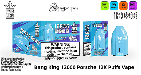 ライトブルーの Bang King 12000 'Porsche' 使い捨て電子タバコと、それに合わせた Blueberry Raspberry のパッケージには、「12K パフ」、Type-C のアイコン、550mAh バッテリー、18ml のリキッドと 1.2Ω メッシュ コイル、そして目立つニコチン中毒の警告ラベルが表示されています。.