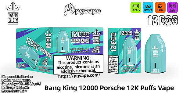 製品パッケージとターコイズ色の使い捨て Bang King 'Porsche' vape デバイスには、スイカ バブルガム風味の 12,000 パフ分、Type-C 充電のアイコン、550mAh バッテリー、18ml リキッドと 1.2Ω メッシュ コイル、および大きなニコチン警告ラベルが大きくラベル付けされています。.