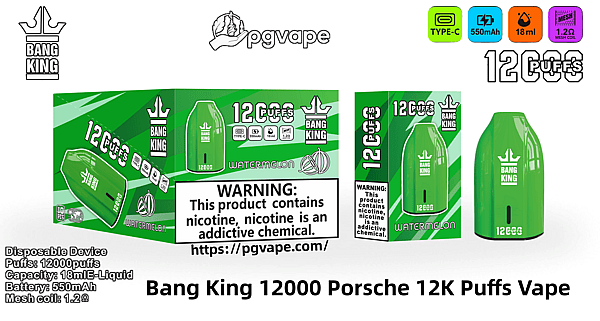 Green Bang King 使い捨て電子タバコとそれに対応するパッケージには、スイカ風味のグラフィック、ブランド ロゴ、仕様アイコン (Type-C、550 mAh バッテリー、容量 18 ml、1.2Ω メッシュ コイル) と目立つニコチン中毒の警告が記載された 12,000 パフのラベルが貼られています。.