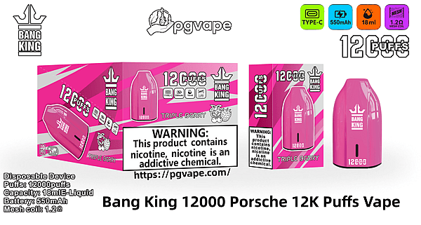 パッケージとピンクの使い捨てBang King「ポルシェ」ベイプデバイスには12,000パフのラベルが貼られており、ボックスとデバイスには「トリプルベリー」フレーバー、目立つニコチン警告ラベル、Type-C充電、550mAhバッテリー、18mlのリキッド容量、1.2Ωメッシュコイルを示すアイコンが表示されています。.