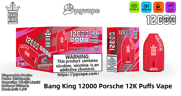 Red Bang King 'Porsche' 使い捨て電子タバコとそれに対応する小売ボックスには 12,000 パフとストロベリー スイカのラベルが貼られ、Type-C、550mAh、18ml、1.2Ω のメッシュ コイル アイコンと大きなニコチン中毒の警告が表示されています。.