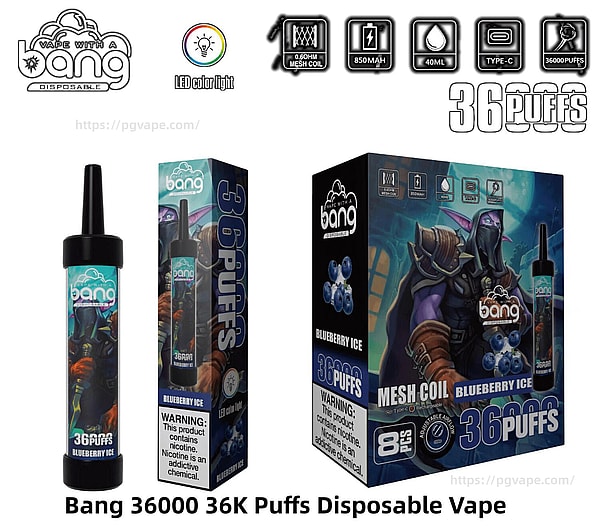 ブルーベリーアイスフレーバーの Bang 使い捨て電子タバコのパッケージと製品ディスプレイ。先端が黒い円筒形デバイス 1 つ、紫色の鎧を着たファンタジー戦士とブルーベリーが入った 2 つの小売ボックス、36,000 パフ、メッシュコイル、850mAh バッテリー、40ml リキッド、Type-C 充電、LED カラーライトを示す小さなアイコンが示されています。.