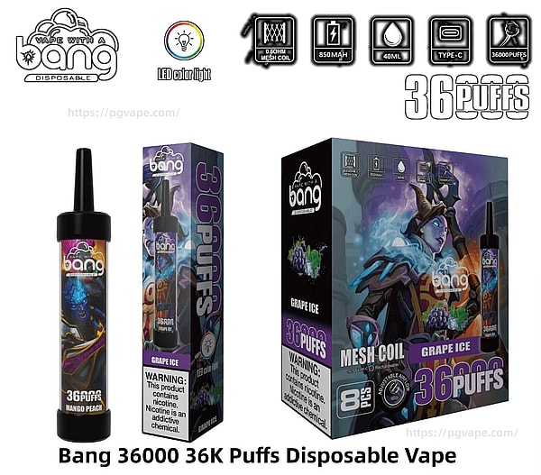Bang 使い捨て電子タバコ キットの小売ディスプレイ。上部が黒い円筒形のデバイス、それにマッチする小売スリーブ、グレープ アイスとラベルが貼られた紫色のブドウと氷のファンタジーアートワークが入った大きな箱、36,000 パフ、さらにメッシュ コイル、850mAh バッテリー、40mL のリキッド、USB-C 充電、ニコチン警告ラベルのアイコンが表示されます。.