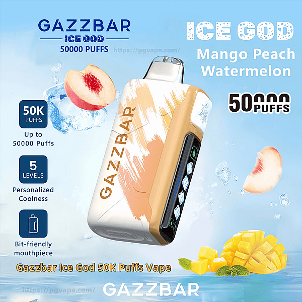 GAZZBAR Ice God 使い捨て電子タバコは、マンゴーの塊、桃のスライス、水しぶきが描かれた氷のような青い背景の中央にベージュと白のブラシストロークのデザインが施され、「Ice God 50,000 パフ」というテキスト広告と、「50,000 パフ」、「5 レベルのパーソナライズされた冷たさ」、および噛みやすいマウスピースを示すアイコンが付いています。.