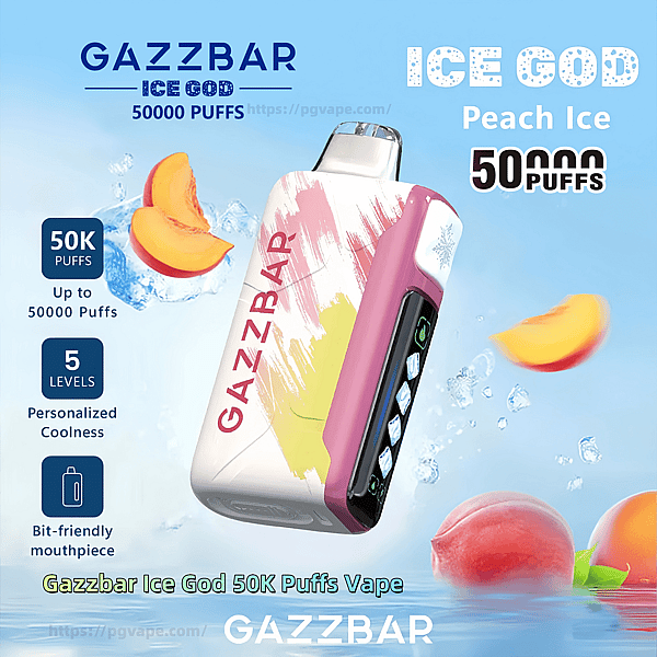 コンパクトな白とピンクの GAZZBAR「Ice God」使い捨て電子タバコは、ブラシストロークのデザインと小さな LED ディスプレイを備え、氷のような青い背景に浮かぶ桃のスライス、角氷、テキスト広告が表示されますピーチ アイスのフレーバーと 50,000 パフ