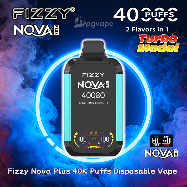 Vorderansicht eines Fizzy Nova Plus Einweg-Vaporizers in Schwarz mit türkisfarbenen Seitenwänden in der Mitte eines leuchtend blauen Rings vor wirbelndem violettem und blauem Rauch, beschriftet mit 40.000 Zügen, Blueberry Coconut-Geschmack und Turbo-Modell mit Symbolen für zwei Geschmacksrichtungen und digitalen Anzeigengrafiken.