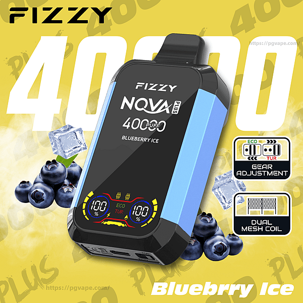 Nahaufnahme eines blau-schwarzen FIZZY NOVA Plus-Vape-Geräts mit der Aufschrift "40000 Puff" und "Blueberry Ice" auf gelbem Hintergrund, flankiert von Blaubeeren und Eiswürfeln sowie Symbolen, die auf die Gangeinstellung und die Dual-Mesh-Spule hinweisen.