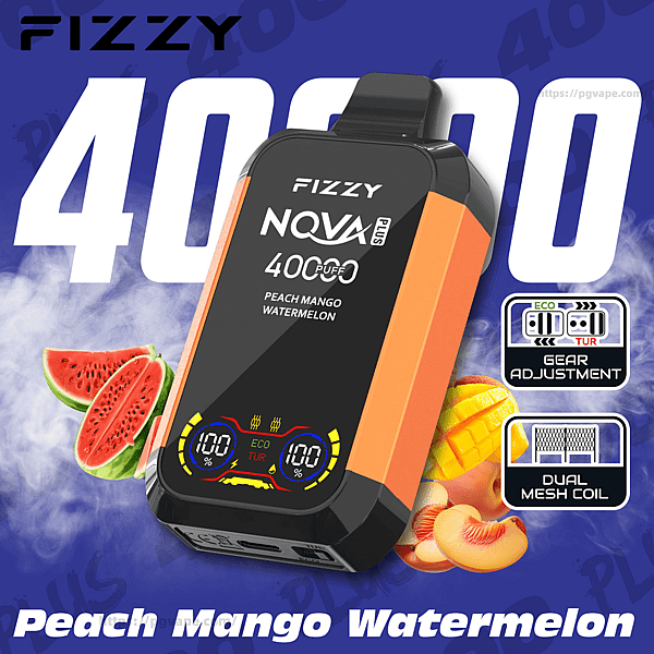 Schwarz-orangefarbenes Fizzy NQVA Plus-Vape-Gerät mit der Aufschrift „40.000 Züge“ mit der Geschmacksrichtung „Peach Mango Watermelon“, dargestellt mit einem digitalen Display und Symbolen für die Gangeinstellung und Dual-Mesh-Spule, umgeben von geschnittener Wassermelone, Mango und Pfirsich auf einem blauen, rauchigen Hintergrund.