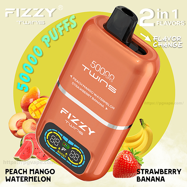 Jasnopomarańczowy jednorazowy waporyzator Fizzy Twins o pojemności 50 000 zaciągnięć, z górnym ustnikiem i cyfrowym wyświetlaczem, pokazany pod kątem na żółtym okrągłym tle z brzoskwiniami, mango, arbuzem, truskawką i bananami oraz tekstem objaśniającym smaki 2 w 1 i zmianę smaku