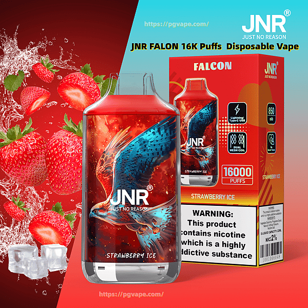 Zbliżenie na czerwony jednorazowy waporyzator JNR Falcon i pasujące pudełko z etykietą Strawberry Ice z ilustracją niebieskiego sokoła, logo '16 000 zaciągnięć' i ostrzeżeniem o nikotynie, na tle rozpryskujących się truskawek i kostek lodu.