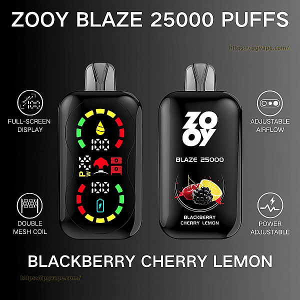 暗い背景に 2 つの光沢のある黒い ZOOY BLAZE 25000 使い捨て VAPE の表と裏が表示されています。前面にはカラフルな全画面ステータス インジケーターとアイコンが表示され、背面には ZOOY ロゴ、ブラックベリー、チェリー、レモンのフレーバーのアートワークと、調整可能なエアフロー、ダブル メッシュ コイル、出力調整用の小さなアイコンが表示されています。.