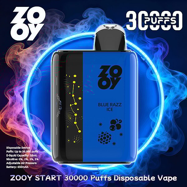青と黒の ZOOY 'Blue Razz Ice' 使い捨て電子タバコは、上部のマウスピースと、輝くネオンブルーのリングと渦巻く青紫の煙を背景に中央に小さなフルーツのアイコンがあり、目立つ「30,000 パフ」のブランディングが付いています。.