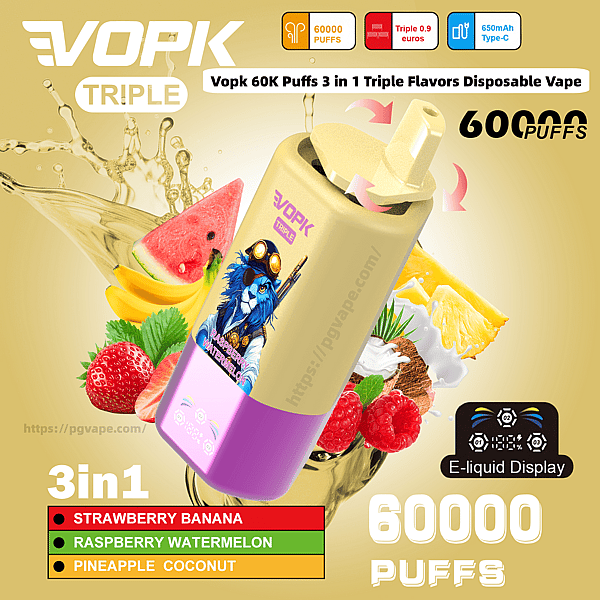 Grafika reklamowa jednorazowego vape Vopk Triple ze złoto-fioletowym urządzeniem z niebieską ilustracją maskotki, otoczona obrazami truskawek, bananów, arbuzów, malin, ananasów i kokosów oraz etykietami tekstowymi z napisami '3 w 1', '60 000 zaciągnięć' i opcjami smakowymi: Truskawkowy Banan, Malinowy Arbuz i Ananasowy Kokos.